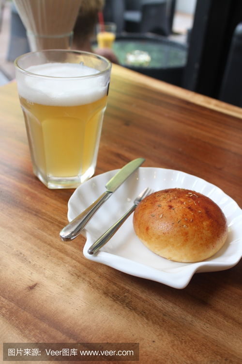 一杯啤酒和面包Glass of beer and bread photo